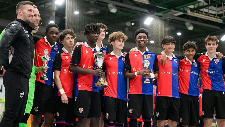Der FC Basel wird versuchen, seinen im vergangenen Jahr gewonnenen Titel beim 21. Internationalen U15-Hallenturnier um den EKC.AG-Cup in Würzburg zu verteidigen. Der FC Basel wird versuchen, seinen im vergangenen Jahr gewonnenen Titel beim 21. Internationalen U15-Hallenturnier um den EKC.AG-Cup in Würzburg zu verteidigen.