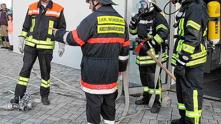 Auch Atemschutzgeräteträger kamen bei der Großübung im Auber Seniorenheim zum Einsatz.