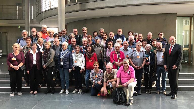 Mitglieder und Freunde der KAB-Kreisverbände Main-Spessart und Würzburg-Land fuhren zusammen mit anderen Interessenten nach Berlin. Mitglieder und Freunde der KAB-Kreisverbände Main-Spessart und Würzburg-Land fuhren zusammen mit anderen Interessenten nach Berlin.