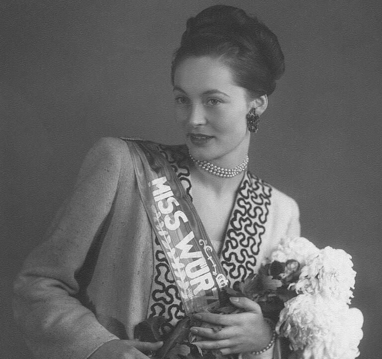 Ilse Schiborr als 'Miss Würzburg'. Die Perlenkette, die sie damals erhielt, war, wie sie später erfuhr, nicht echt.
