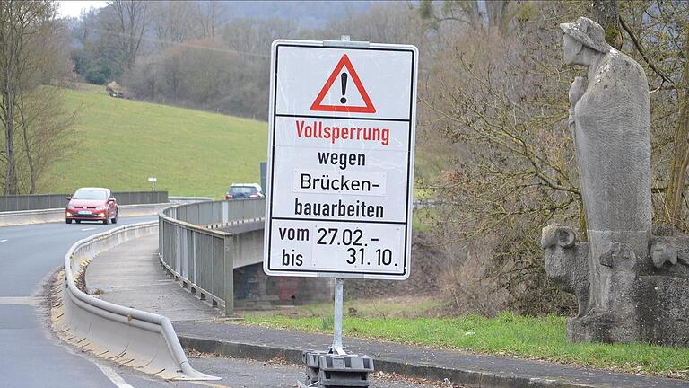 Da runzelt der Brückenschäfer die Stirn: Am Donnerstag stand zwar auf diesem Schild noch immer zu lesen, dass die Vollsperrung der Saalebrücke bei Aschach ab 27. Februar erfolgt. Laut Staatlichem Bauamt wird sie aber erst ab 6. März vorgenommen.       -  Da runzelt der Brückenschäfer die Stirn: Am Donnerstag stand zwar auf diesem Schild noch immer zu lesen, dass die Vollsperrung der Saalebrücke bei Aschach ab 27. Februar erfolgt. Laut Staatlichem Bauamt wird sie aber erst ab 6. März vorgenommen.