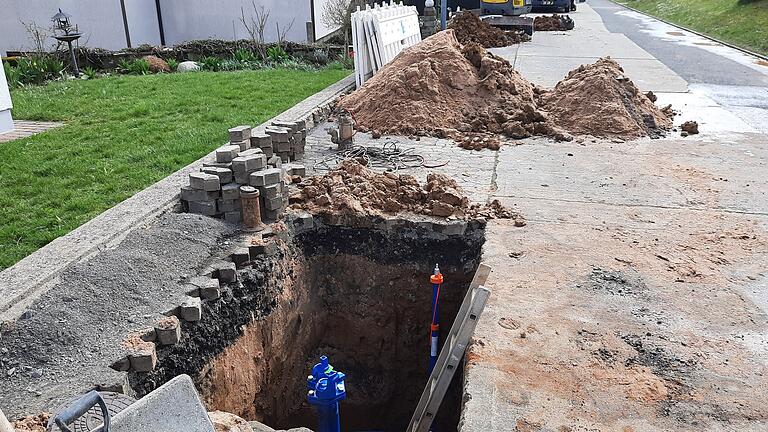 Der WZV investiert jedes Jahr in seiner Haushaltsplanung einen festen Betrag für die Erneuerung des Leitungsnetzes mit Austausch von Leitungsrohren oder wie hier im Bild im Riedbacher Ortsteil Humprechtshausen mit Wasserschiebern und Unterflurhydranten.