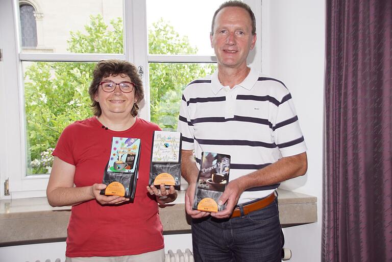 Zu den Biertagen in Eltmann wird erstmals der 'Stadtkaffee' aus Fairem Handel verkauft. Bürgermeister Michael Ziegler und Elisabeth Müller-Förtsch vom Weltladen-Team präsentieren die drei verschieden gestalteten Kaffeetüten. Zu den Biertagen in Eltmann wird erstmals der 'Stadtkaffee' aus Fairem Handel verkauft. Bürgermeister Michael Ziegler und Elisabeth Müller-Förtsch vom Weltladen-Team präsentieren die drei verschieden gestalteten Kaffeetüten.