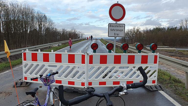 Die Autobahnbrücke über die A 3 zwischen Großlangheim und Hörblach (Kreisstraße KT 12) ist bereits Anfang Dezember 2022 abgerissen worden. Die Autobahnbrücke über die A 3 zwischen Großlangheim und Hörblach (Kreisstraße KT 12) ist bereits Anfang Dezember 2022 abgerissen worden. 