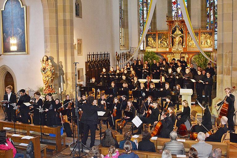 Unter ihrem Chorleiter Christian Meyer begeisterten Schülerinnen und Schüler der Berufsfachschule für Musik Bad Königshofen, gemeinsam mit den Solisten Serena Hart (Sopran), Anne Greiling (Alt), Daniel Schmid (Tenor) und Valentin Löbens (Bass).