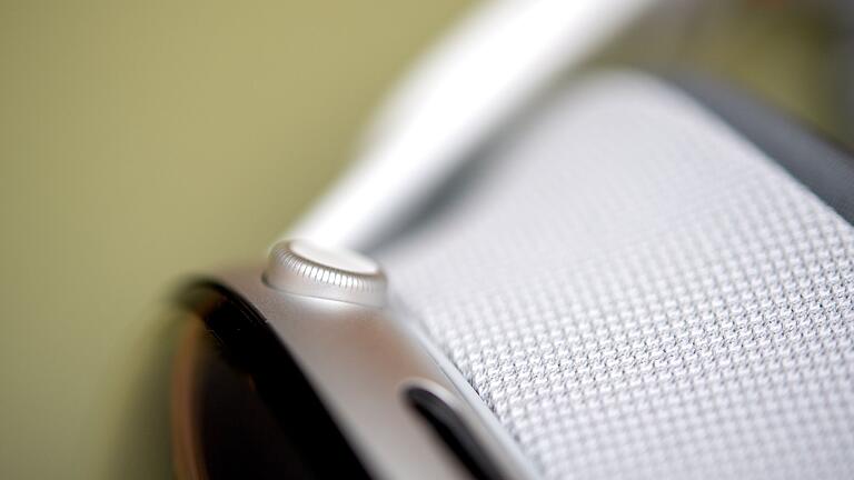 Die digitale Krone der Vision Pro       -  Die digitale Krone - ähnlich wie bei der Apple Watch - spielt eine zentrale Rolle bei der Steuerung der Vision Pro. Ein Druck auf sie zeigt die App-Symbole an, durch Drehen wird die reale Umgebung nach und nach durch virtuelle Welten ersetzt.