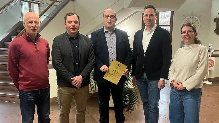 Von links: Dieter Daus, Philipp Halbritter, Dr. Mario Paul und Anke Augustin gratulieren Alexander Grieb (mit Urkunde) zum 25-jährigen Dienstjubiläum.