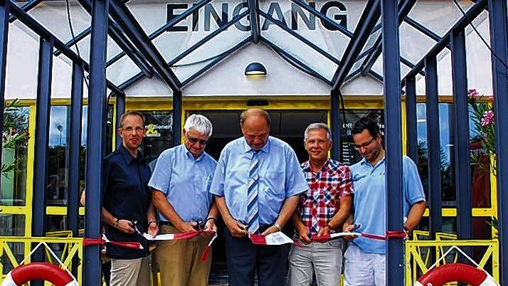 Endlich: Ein Moment, auf den viele Gochsheimer 14 Monate lang warten mussten. Um Punkt 12.10 Uhr eröffnen (von links) Bauleiter Jürgen Schrauth, Architekt Werner Haase, Bürgermeister Wolfgang Widmaier, Bauamtsleiter Manfred Scholl und Schwimmmeister Christoph Schwaab mit dem obligatorischen Durchschneiden des Bandes das Gochsheimer Hallenbad und die Großturnhalle nach der erfolgreichen Generalsanierung wieder. Mit dem offiziellen Anschwimmen war auch das Becken wieder freigegeben.