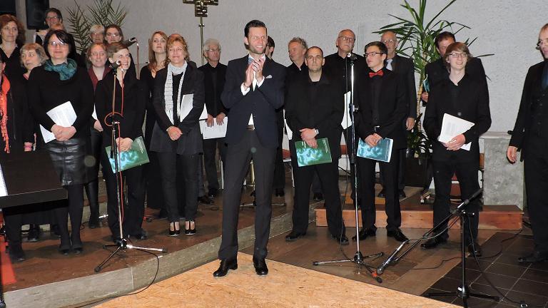 Geschafft: Stepptänzer Philipp Gschließer (Mitte) applaudiert dem Kammerchor und der Big Band zu ihrem bravourösen &bdquo;Sacred Concert&ldquo; von Duke Ellington.