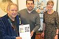 Künstlerin Jutta Votteler mit Wirt Marco Tonin (Mitte) und Kunsthändler Franz-Xaver Müller.