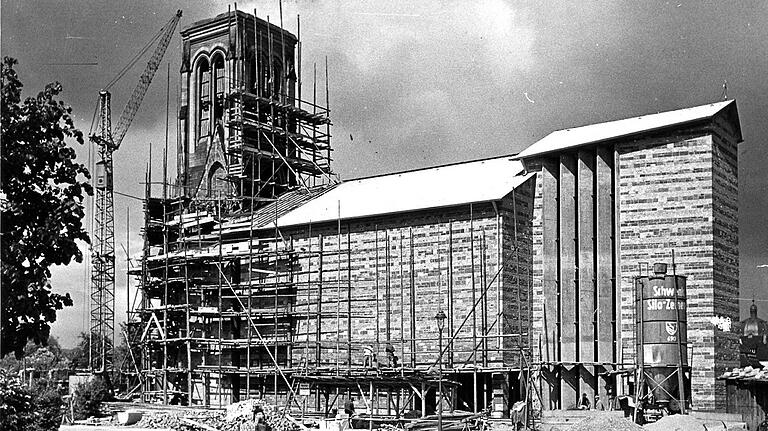 Die St. Johanniskirche im Wiederaufbau im Mai 1957. Die St. Johanniskirche im Wiederaufbau im Mai 1957.