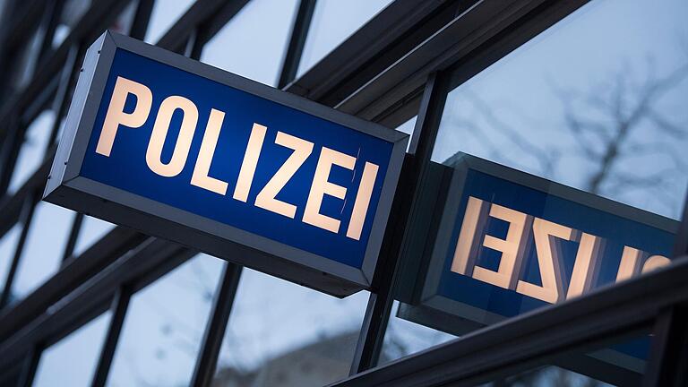 Die Beamten brachten einen jungen Mann in die Arrestzelle. Die Beamten brachten einen jungen Mann in die Arrestzelle.