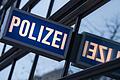 Die Beamten brachten einen jungen Mann in die Arrestzelle.