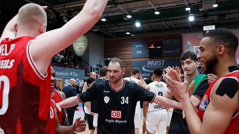 Eine Mannschaft mit hervorragenden Einzelkönnern, die aber als Team zusammen verteidige, nannte Kapitän Felix Hoffmann die Würzburg Baskets am Montagabend nach dem Erfolg gegen die Hamburg Towers. Eine Mannschaft mit hervorragenden Einzelkönnern, die aber als Team zusammen verteidige, nannte Kapitän Felix Hoffmann die Würzburg Baskets am Montagabend nach dem Erfolg gegen die Hamburg Towers.