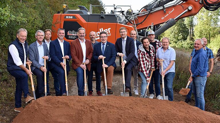 Viele Hände packten beim Spatenstich für den neuen Radweg mit an (von links): Kreisrat Alfred Bauch, Dezernent Werner Rüger, stellvertretender Straßenbauamtsleiter Christian Meißner, Bürgermeister Heiko Menig (Neubrunn), Kreisrat und Bürgermeister a.D. Ottmar Dürr, Sebastian Bokmeier (Straßenbauamt), Landrat Christoph Schauder, Bürgermeister Georg Wyrwoll (Werbach), Xaver Baumann (Walter Ingenieure), Sebastian und Steffen Boller (Boller-Bau), Bernd Gehrig (Walter Ingenieure), Oliver Schramm (Gemeinde Werbach) sowie Michael Zwingmann (Gemeinderat Werbach sowie Boller-Bau).