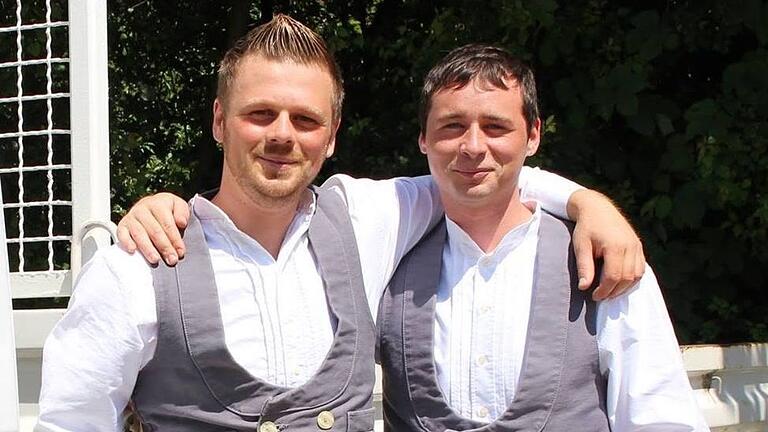 Die Brüder Martin (links) und Patrick Schwab führen zusammen die Firma Schwab-Bau in Segnitz. Beide sind Maurer- und Betonbaumeister. Die Brüder Martin (links) und Patrick Schwab führen zusammen die Firma Schwab-Bau in Segnitz. Beide sind Maurer- und Betonbaumeister.