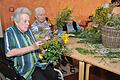 Seniorinnen des St. Thekla-Heimes in Würzburg schwelgten gemeinsam mit Kräuterpädagogin Barbara Kuhn in Erinnerungen und banden Kräuterbüschel. Foto: Wilma Wolf