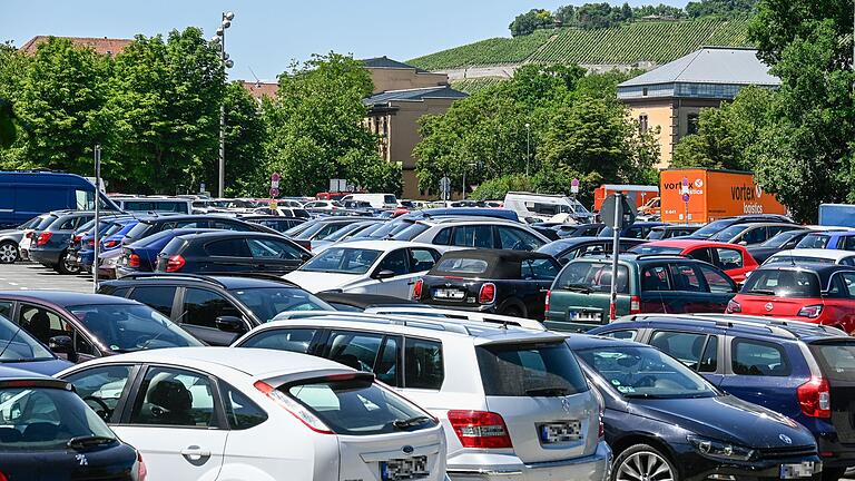 Dicht an dicht: Geparkte Autos auf dem Talavera-Parkplatz in Würzburg. Dicht an dicht: Geparkte Autos auf dem Talavera-Parkplatz in Würzburg.