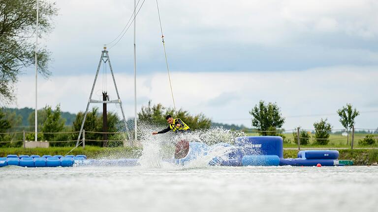 Am Campingplatz Mohrenhof in Geslau im Landkreis Ansbach kommen Wasserfans beim Wasserparcours und beim Wakeboarden voll auf ihre Kosten. Am Campingplatz Mohrenhof in Geslau im Landkreis Ansbach kommen Wasserfans beim Wasserparcours und beim Wakeboarden voll auf ihre Kosten.