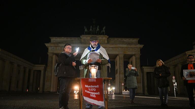 Jahrestag 7. Oktober 2023 – Berlin - Aktivisten lasen um 5.29 Uhr, dem Zeitpunkt des Überfalls vom 7. Oktober 2023, die Namen der Opfer vor. Jahrestag 7. Oktober 2023 – Berlin - Aktivisten lasen um 5.29 Uhr, dem Zeitpunkt des Überfalls vom 7. Oktober 2023, die Namen der Opfer vor.