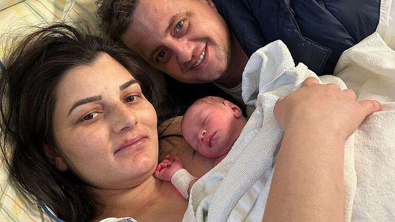 Die Eltern Elena-Agneta und Ioan-Emanuel starten mit ihrer Tochter Antonia in das neue Jahr. Die Eltern Elena-Agneta und Ioan-Emanuel starten mit ihrer Tochter Antonia in das neue Jahr.