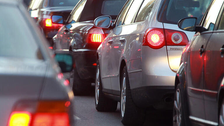 Kilometer langer Stau nach Unfall auf der A12       -  ARCHIV - Fahrzeuge stauen sich, aufgenommen am 26.10.2010 in München. Nach einem Unfall ist es am Donnerstagmorgen auf der A 12 in Frankfurt (Oder) zu kilometerlangen Staus in Richtung Polen gekommen. Die Autobahn Berlin-Frankfurt/Oder ist seit 01.30 Uhr vollständig gesperrt, wie die Polizei in Frankfurt/Oder mitteilte. Die letzte freie Ausfahrt ist Müllrose. Foto: Stephan Jansen dpa/lbn (zu lbn 0188 vom 21.04.2011)  +++(c) dpa - Bildfunk+++ | Verwendung weltweit