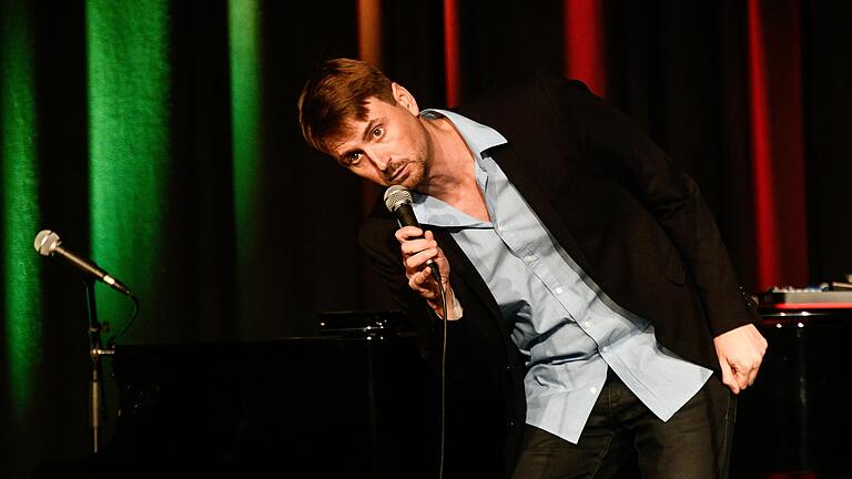 Er ist 40 geworden - und die Comedy Lounge erwachsen: Andy Sauerwein im Würzburger Bockshorn. Er ist 40 geworden - und die Comedy Lounge erwachsen: Andy Sauerwein im Würzburger Bockshorn. 