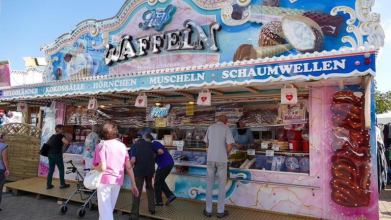 Zwar findet die Königshöfer Messe in ihrer regulären Form nicht statt, doch mobile Verkaufsstände sorgen dennoch für leckere Momente.
