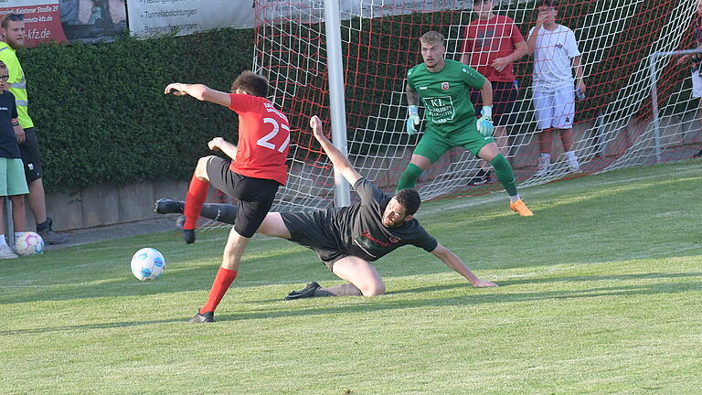 FC Fuchsstadt verliert Derby in Schwebenried - Rettung in höchster Not: Fuchsstadts Abwehrchef Sebastian Bartel blockt den Schuss des Schwebenrieders Sebastian Lehmann. FC Fuchsstadt verliert Derby in Schwebenried - Rettung in höchster Not: Fuchsstadts Abwehrchef Sebastian Bartel blockt den Schuss des Schwebenrieders Sebastian Lehmann.