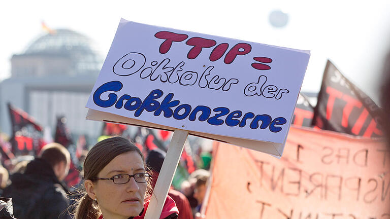 TTIP: Zwischen Hoffen und Bangen - Oktober 2015: TTIP-Gegner demonstrieren in Berlin gegen das transatlantische Handelsabkommen. TTIP: Zwischen Hoffen und Bangen - Oktober 2015: TTIP-Gegner demonstrieren in Berlin gegen das transatlantische Handelsabkommen.