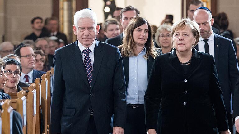 Josef Schuster kommt mit Bundeskanzlerin Angela Merkel zur Gedenkveranstaltung anlässlich des 80. Jahrestags der Pogromnacht. Josef Schuster kommt mit Bundeskanzlerin Angela Merkel zur Gedenkveranstaltung anlässlich des 80. Jahrestags der Pogromnacht.