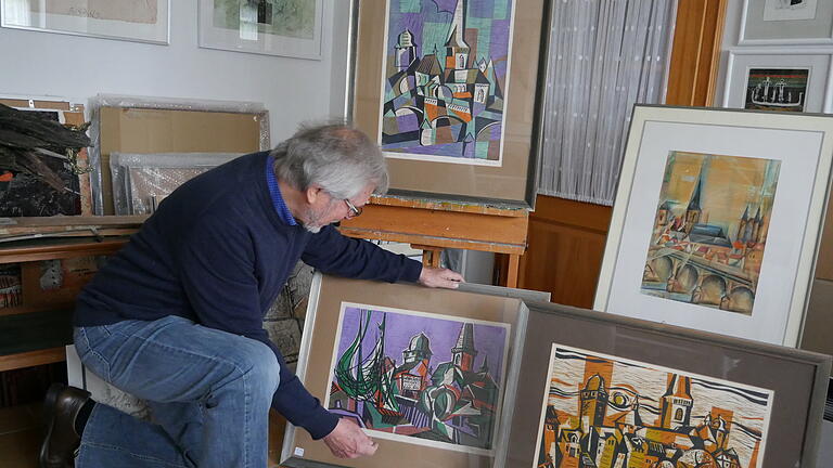Der Künstler Roland Schaller in seinem Atelier bei der Auswahl von Lohrer Motiven für die Versteigerung in der Alten Turnhalle. Der Künstler Roland Schaller in seinem Atelier bei der Auswahl von Lohrer Motiven für die Versteigerung in der Alten Turnhalle.