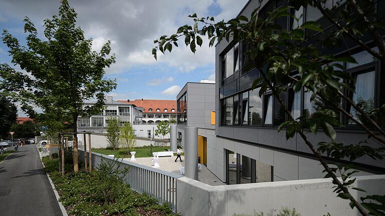 Blick auf das Zentrum für Seelische Gesundheit am König-Ludwig-Haus in Würzburg. Blick auf das Zentrum für Seelische Gesundheit am König-Ludwig-Haus in Würzburg.
