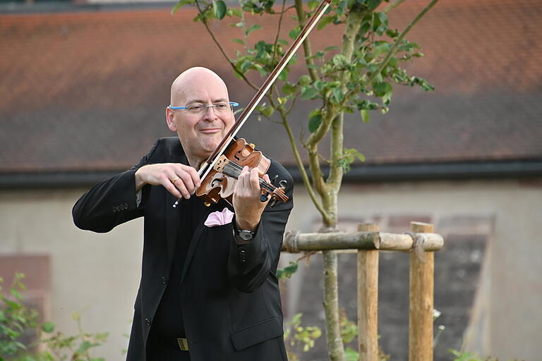 Geigenvirtuose Florian Meierott spielte im Weinberg hinreißende Lieder aus allen Epochen.