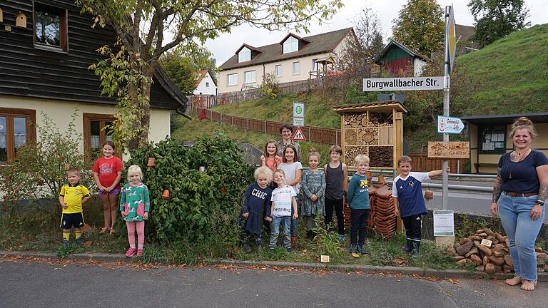 Die Naturkindergruppe 'Wilde Füchse' aus Schönau hat die gemeindliche Fläche an der Burgwallbacherstraße in einen kleinen Naturgarten verwandelt. Bürgermeisterin Sonja Rahm freut sich mit den Kindern über das Ergebnis. Ideengeberin und Gründerin der Gruppe ist Stephanie Ziegler (rechts).