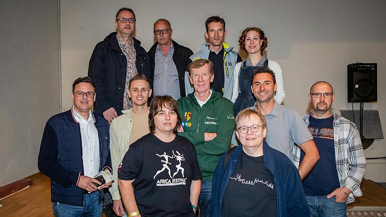 Walter Röhrl mit den Gewinnerinnen und Gewinnern des Main-Post-Gewinnspiels.