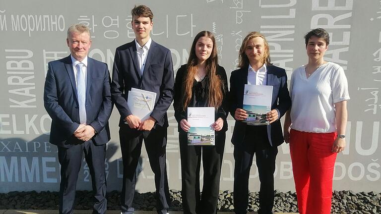 Die drei Jahrgangsbesten des Gymnasiums Bad Königshofen wurden besonders ausgezeichnet. Die drei Jahrgangsbesten des Gymnasiums Bad Königshofen wurden besonders ausgezeichnet.