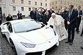 Papst Lamborghini (2017)       -  Papst Franziskus signiert einen weißen Lamborghini: Wie hoch ist das monatliche Gehalt des Papstes?
