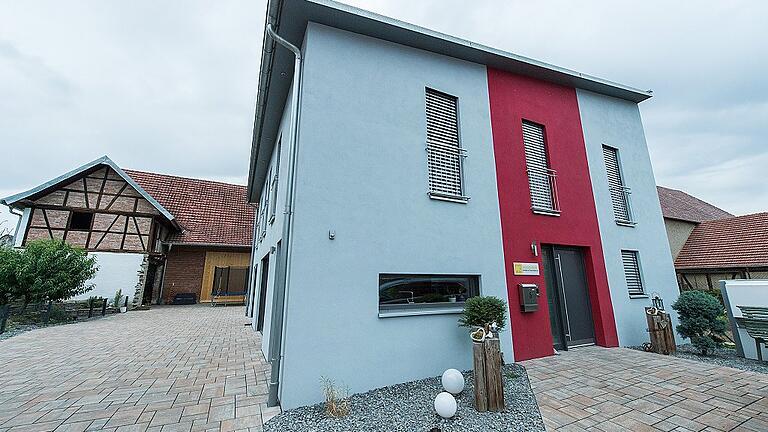 Funktional und optisch ansprechend. Das neue Wohnhaus, für das sehr hochwertige Materialien verbaut wurden. Funktional und optisch ansprechend. Das neue Wohnhaus, für das sehr hochwertige Materialien verbaut wurden.