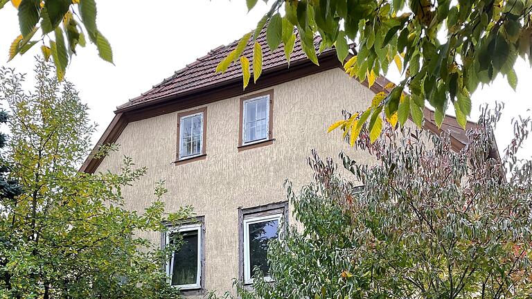 Es war ein mehr als betagtes Gebäude, das ein Mann aus Hessen vor rund zwei Jahren erwarb. Ungewöhnlich ist das für die Region allerdings nicht. Nicht selten erwerben Auswärtige günstig Hofstätten, um sie zu sanieren. Es war ein mehr als betagtes Gebäude, das ein Mann aus Hessen vor rund zwei Jahren erwarb. Ungewöhnlich ist das für die Region allerdings nicht. Nicht selten erwerben Auswärtige günstig Hofstätten, um sie zu sanieren.