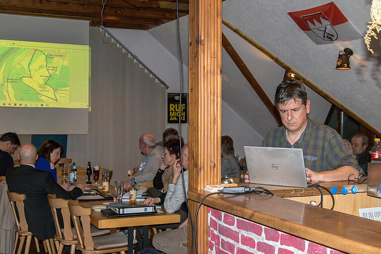 Mit einem europäischen Kulturweg wollen historisch interessierte Wernfelder Bürgerinnen und Bürger gemeinsam mit dem Archäologischen Spessart-Projekt (Aschaffenburg) die Geschichte des Ortes dokumentieren und erlebbar machen. Historiker Gerrit Himmelsbach (rechts) legte beim zweiten Stammtisch einen Streckenentwurf vor. Mit einem europäischen Kulturweg wollen historisch interessierte Wernfelder Bürgerinnen und Bürger gemeinsam mit dem Archäologischen Spessart-Projekt (Aschaffenburg) die Geschichte des Ortes dokumentieren und erlebbar machen. Historiker Gerrit Himmelsbach (rechts) legte beim zweiten Stammtisch einen Streckenentwurf vor.