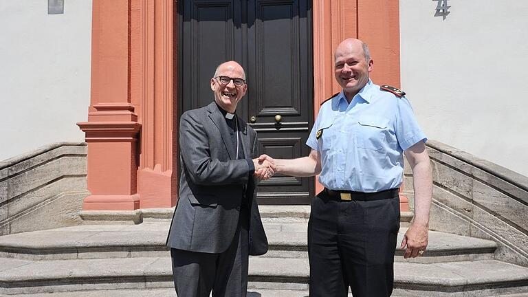 Zu einem Besuch im Bischofshaus hat Bischof Dr. Franz Jung (links) Generalmajor Ruprecht Horst von Butler, Kommandeur der 10. Panzerdivision, begrüßt.