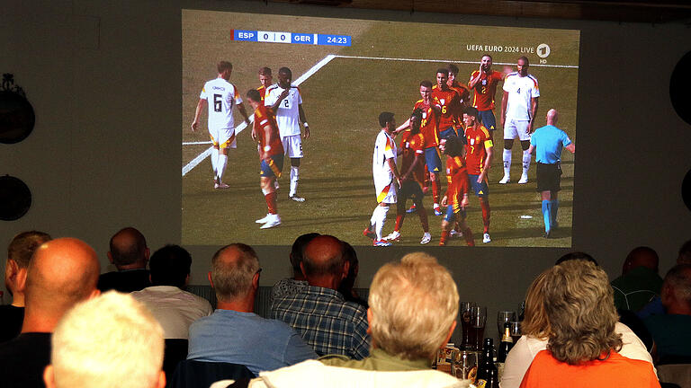 Public Viewing Münnerstadt       -  Über 100 junge und alte Fußballfans kamen am Freitagabend ins Schützenheim der Königlich privilegierten Schützengesellschaft Münnerstadt 1356, um beim Public Viewing gemeinsam das Spiel Deutschland gegen Spanien zu verfolgen. 