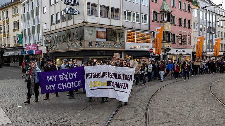 Die Demonstration gegen den AfD-Wahlkampfstand in Würzburg erhält gegen 15 Uhr Zulauf von einer anderen Demonstration, die am Marktplatz für das Recht auf Abtreibung stattfand.