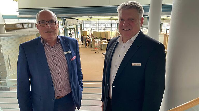 Ein letzter Blick in die große Empfangs- und Beratungshalle in der Hauptstelle der Sparkasse vor deren Umbau: Die Direktoren Georg Straub (links) und Klaus Grenzer. Ein letzter Blick in die große Empfangs- und Beratungshalle in der Hauptstelle der Sparkasse vor deren Umbau: Die Direktoren Georg Straub (links) und Klaus Grenzer.