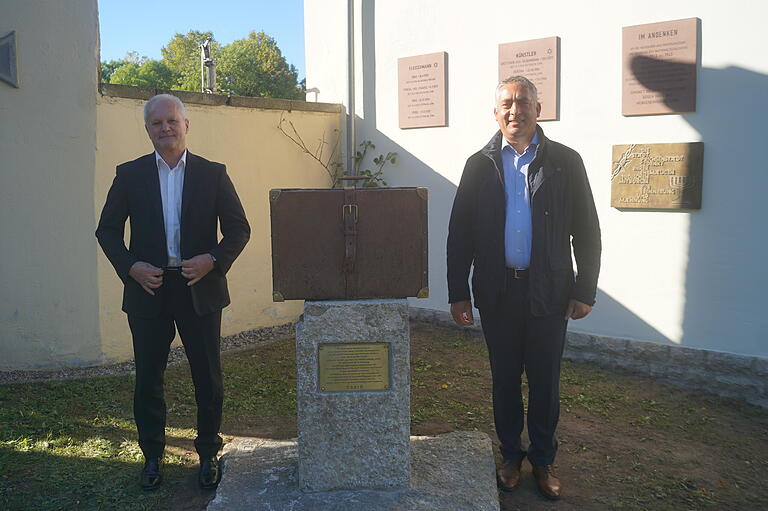 Der Stifter Richard Gebert (links) und der Gestalter Mehdi Imini haben den Koffer des DenkOrtes Prichsenstadt enthüllt. Der Stifter Richard Gebert (links) und der Gestalter Mehdi Imini haben den Koffer des DenkOrtes Prichsenstadt enthüllt.