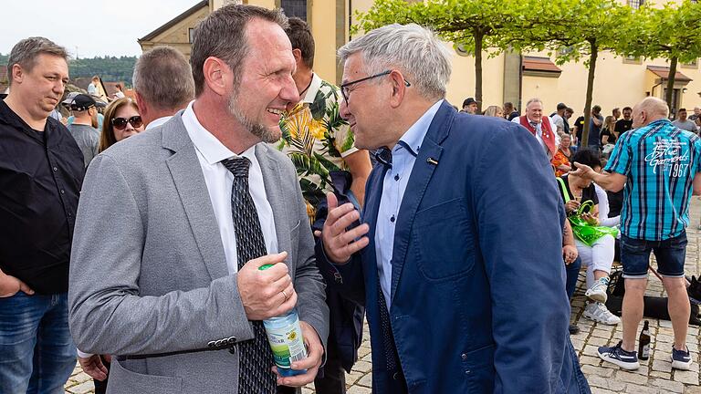 Freundlicher Umgang zwischen den Kandidaten: Matthias Zink und Jörg Kümmel warten auf das Wahlergebnis.