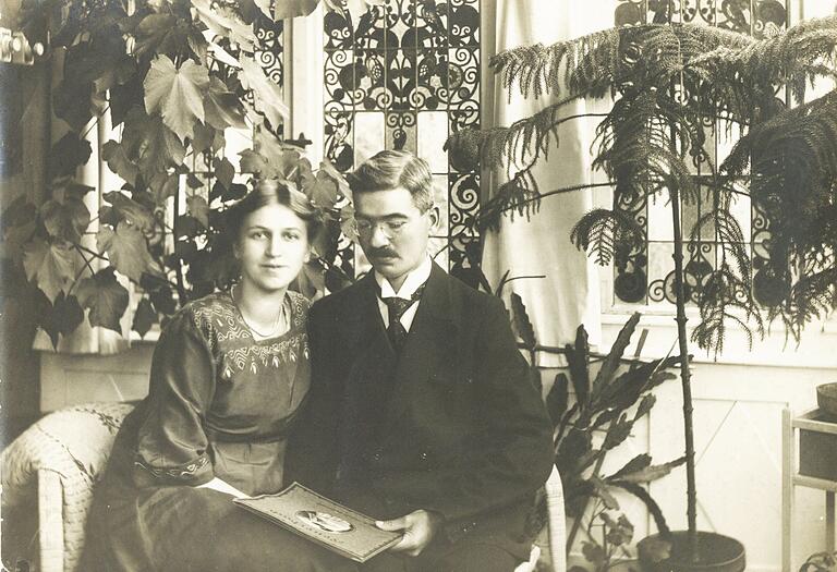 Links die Zimmerlinde, rechts die Zimmertanne: Beides Topfpflanzen, die vor 100 Jahren jeder kannte, aber heute in Vergessenheit geraten sind. Im Botanischen Garten der Uni Würzburg erzählt eine Ausstellung von der Geschichte der Tropengewächse im Wohnzimmer. Links die Zimmerlinde, rechts die Zimmertanne: Beides Topfpflanzen, die vor 100 Jahren jeder kannte, aber heute in Vergessenheit geraten sind. Im Botanischen Garten der Uni Würzburg erzählt eine Ausstellung von der Geschichte der Tropengewächse im Wohnzimmer. 
