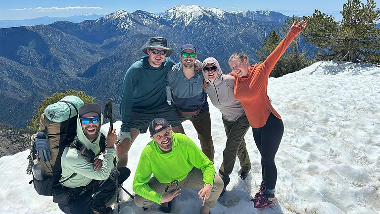 Im Kreise anderer PCT Wanderer auf dem Gipfel des Mount Baden-Powell.