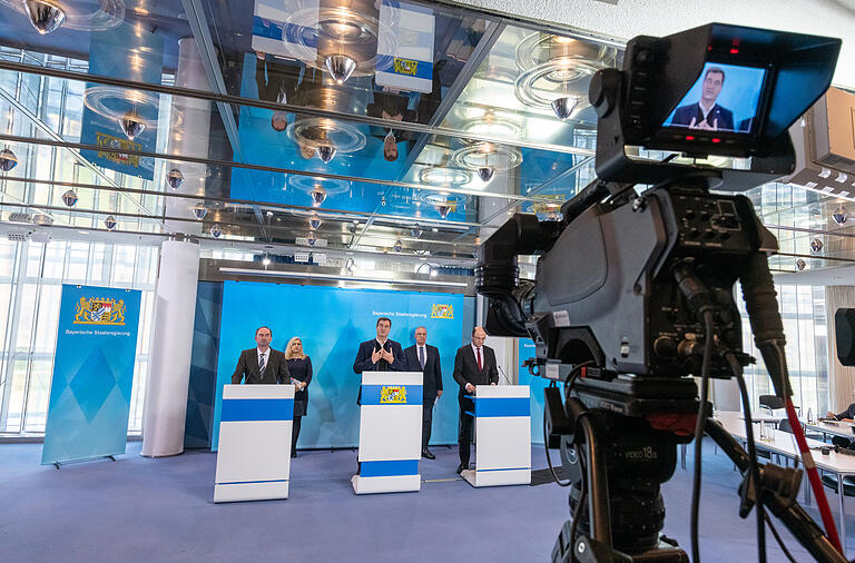 Auf einer Pressekonferenz verkündet Ministerpräsident Markus Söder, dass ab dem 21. März in ganz Bayern weitreichende Ausgangsbeschränkungen gelten. Nur so könne die Ausbreitung des Coronavirus eingedämmt werden. Auf einer Pressekonferenz verkündet Ministerpräsident Markus Söder, dass ab dem 21. März in ganz Bayern weitreichende Ausgangsbeschränkungen gelten. Nur so könne die Ausbreitung des Coronavirus eingedämmt werden.
